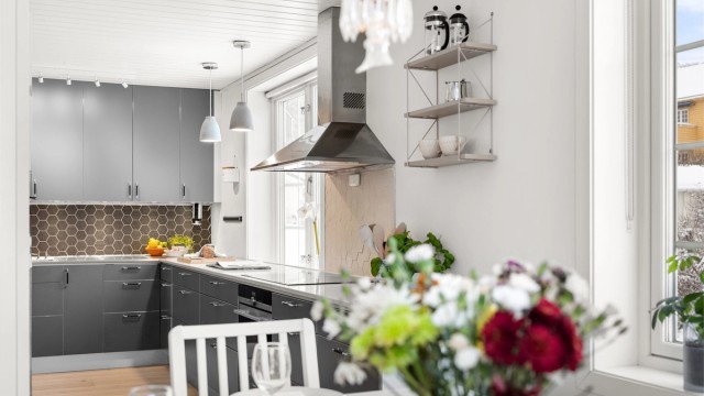 Kjøkkenet ligger i delvis åpen løsning til spisestuen