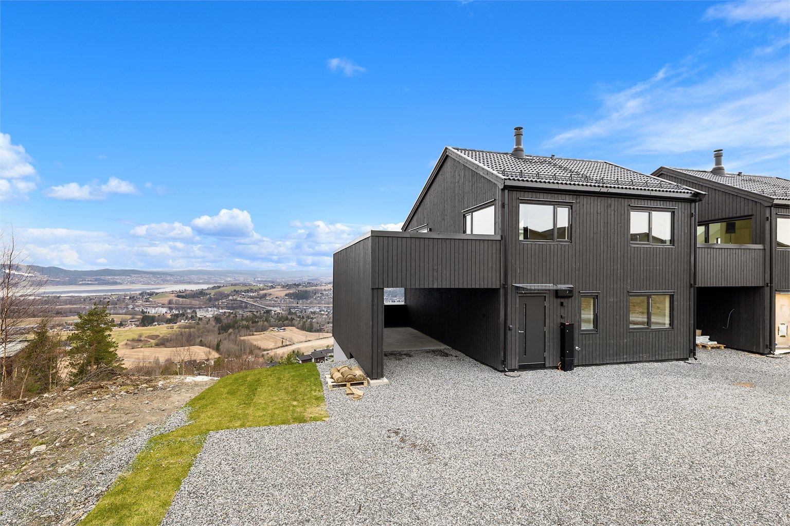 02fasadeMektig beliggenhet med takterrasse over garasjen