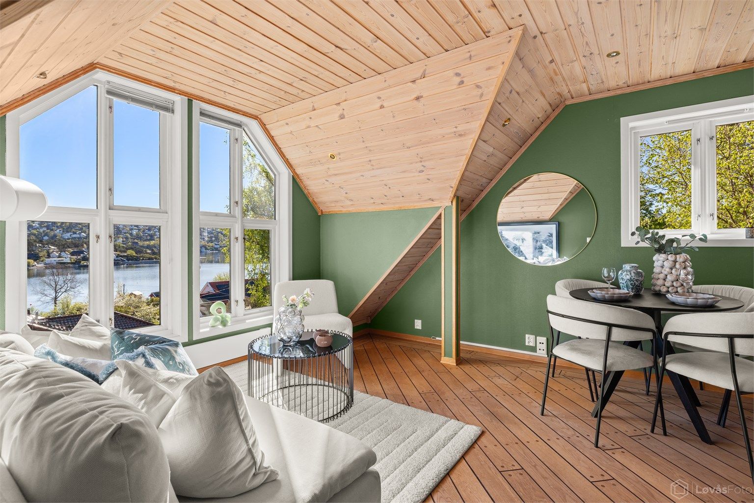 Stue (alternativt ekstra soverom) med kjøkken og store vindusflater med flott fjordutsikt