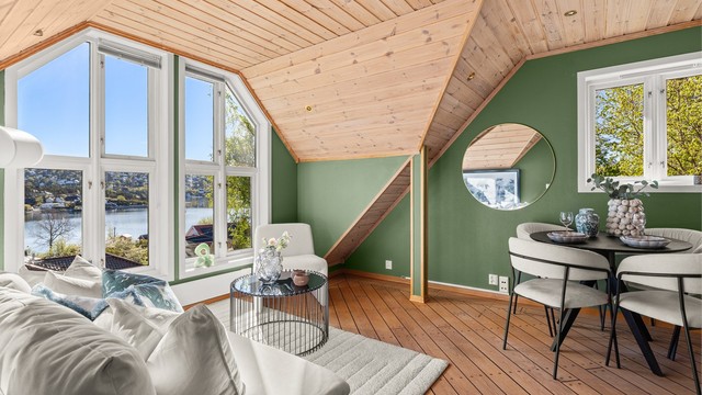 Stue (alternativt ekstra soverom) med kjøkken og store vindusflater med flott fjordutsikt