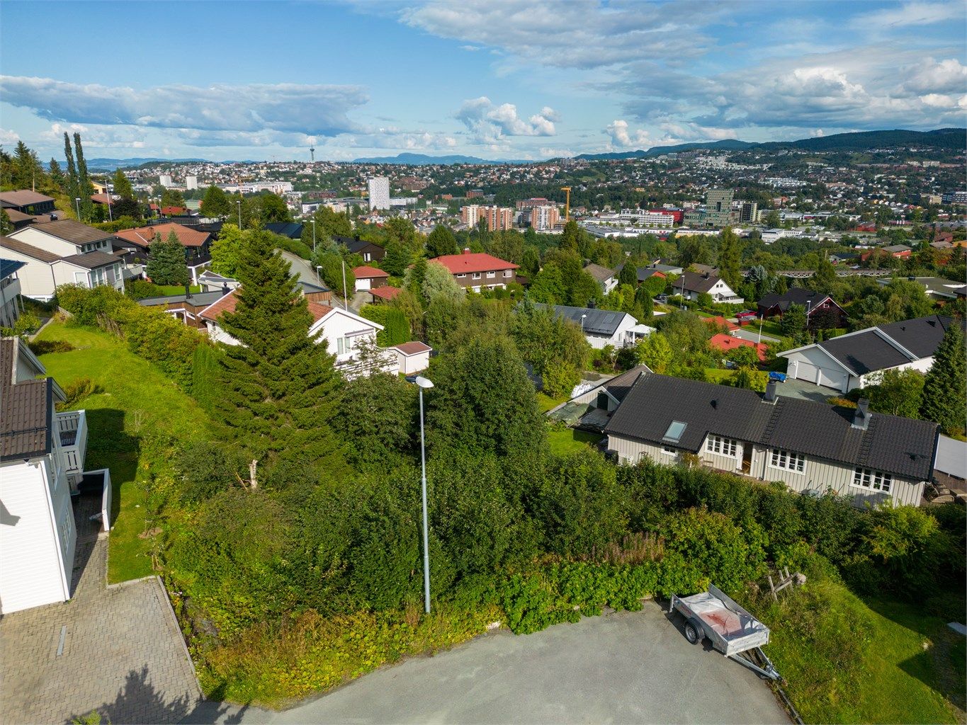 Det er kort vei til moderne treningsstudio – 3T-Byåsen, og ikke minst Granåsen skisenter med hoppbakke og herlige skiløyper. Granåsen er også en av byens største konsertarenaer hvor verdenskjente artister opptrer.
