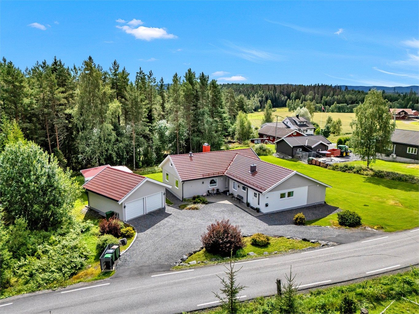Eiendomsmegler Krogsveen v/ Vegard Gran-Andersen ønsker deg velkommen til Borstadveien 251, enebolig med stor, solrik tomt med mulighet for flere ulike soner som gir rom for både lek, dyrking og avslapning.