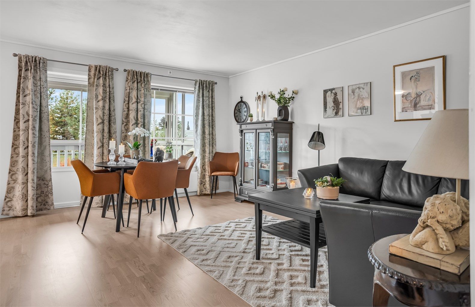 Stuen har god plass til både sofagruppe og spisebord, med direkte utgang til terrassen.