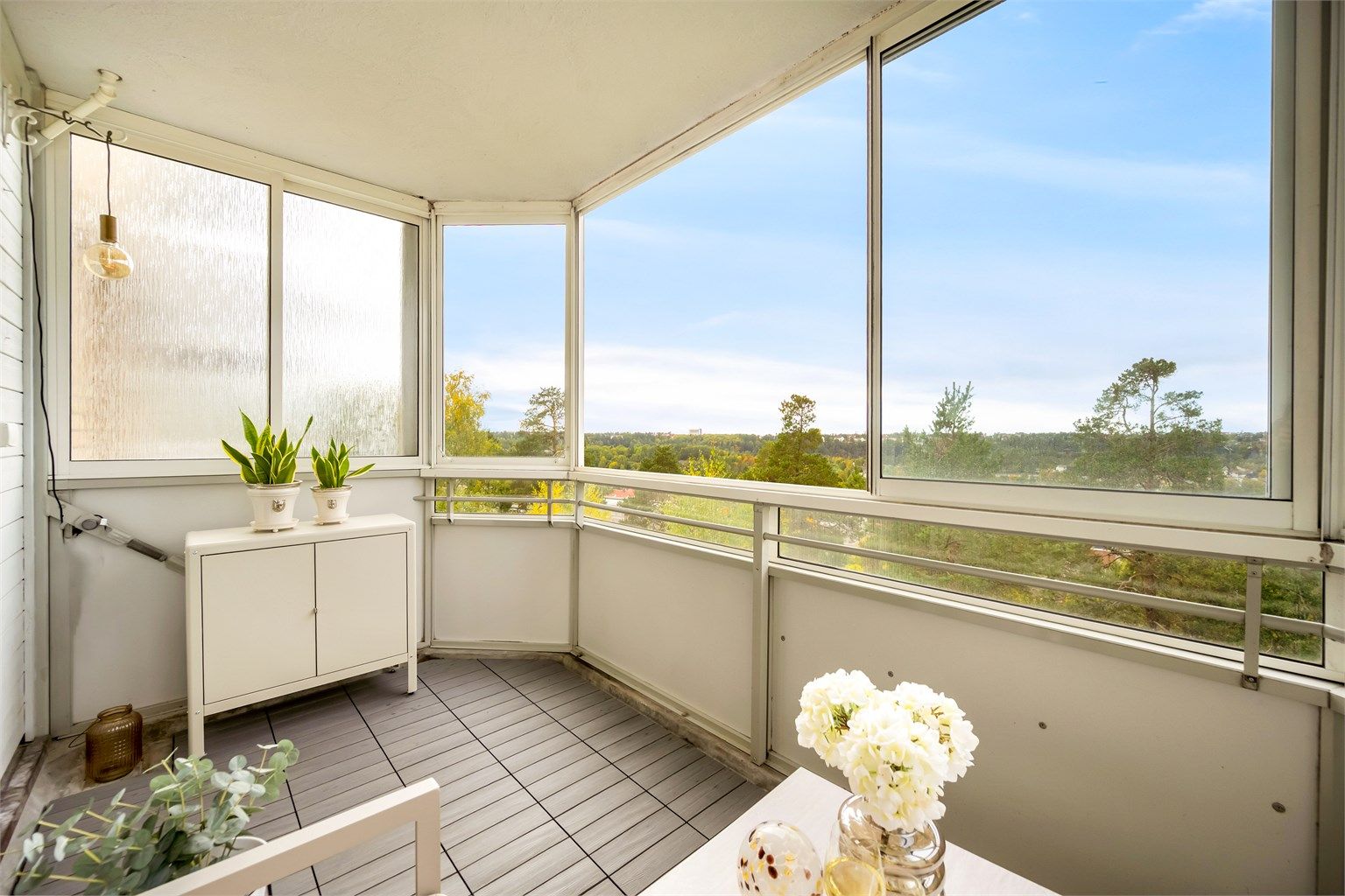 Fin plass til oppbevaring og planter på balkongen.