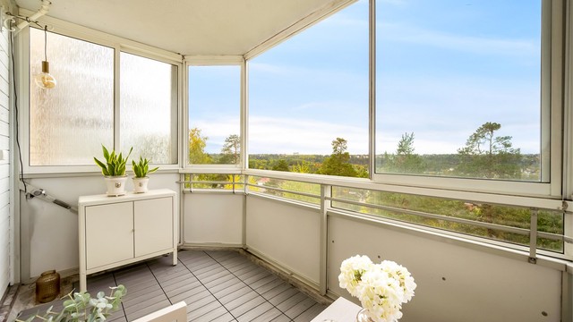 Fin plass til oppbevaring og planter på balkongen.
