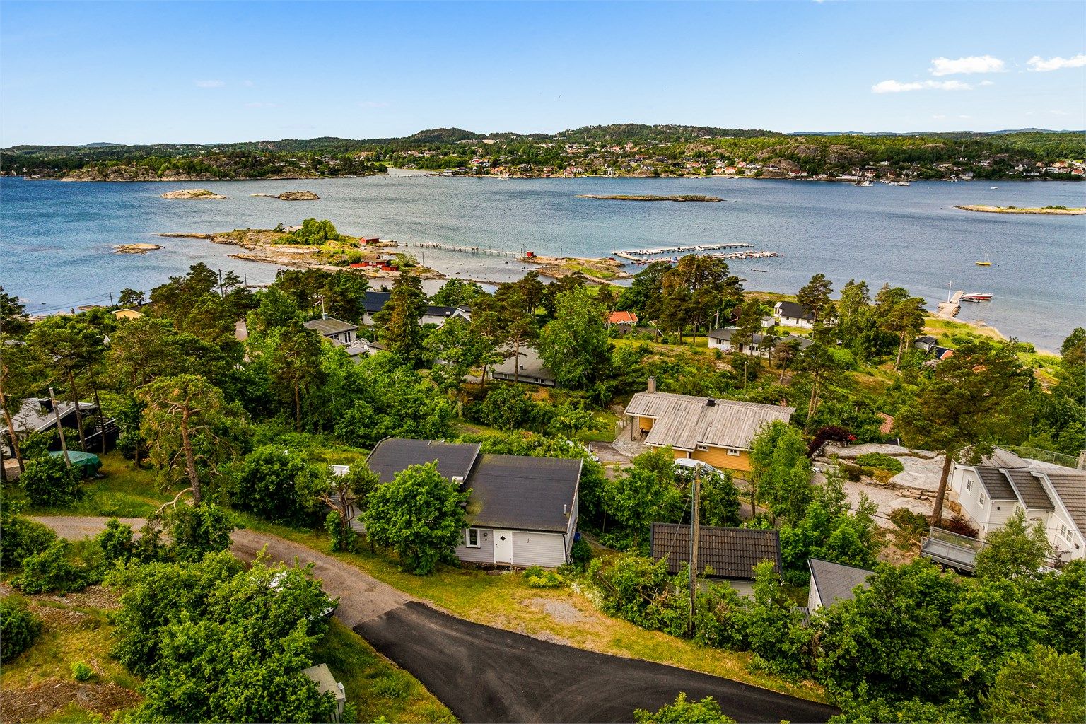 Velkommen til ditt nye sommerparadis. Området er perfekt for barnefamilier og den aktive hytteeier. Hytta ligger solrikt til med kort vei til sjøen hvor det finnes rikelig med bademuligheter.