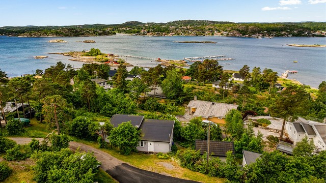 Velkommen til ditt nye sommerparadis. Området er perfekt for barnefamilier og den aktive hytteeier. Hytta ligger solrikt til med kort vei til sjøen hvor det finnes rikelig med bademuligheter.