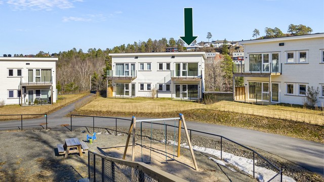 Området er opparbeidet med murer, asfaltert innkjørsel, plattinger og hage som forskjønner.