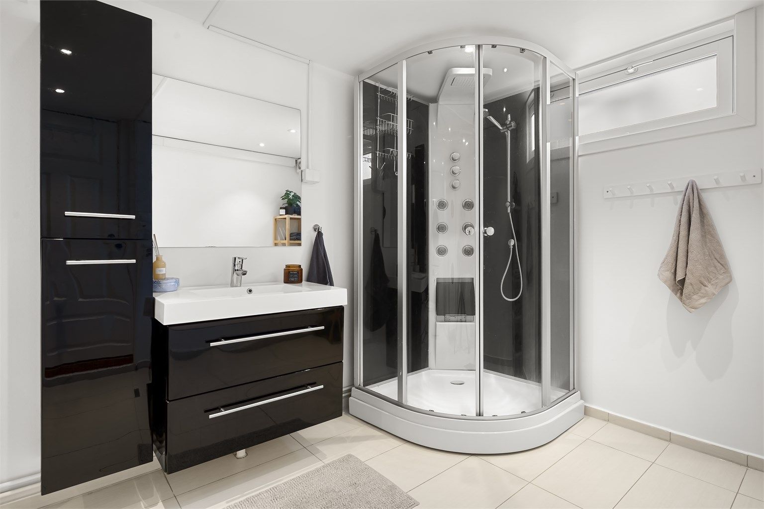 Praktisk dusjløsning med kabinett. 