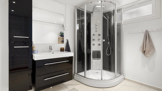 Praktisk dusjløsning med kabinett.