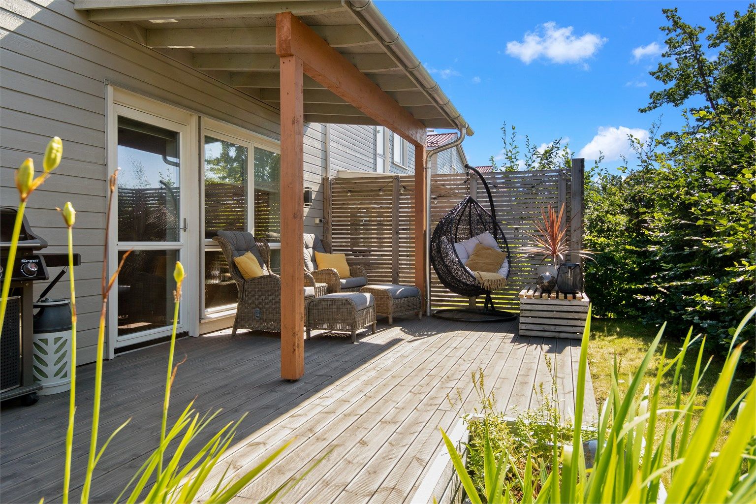 Her bor du i et fredelig og familievennlig boligfelt med kort vei til både natur, sjø og servicetilbud. (Bjørn Kjærra/BK eiendomsfoto).