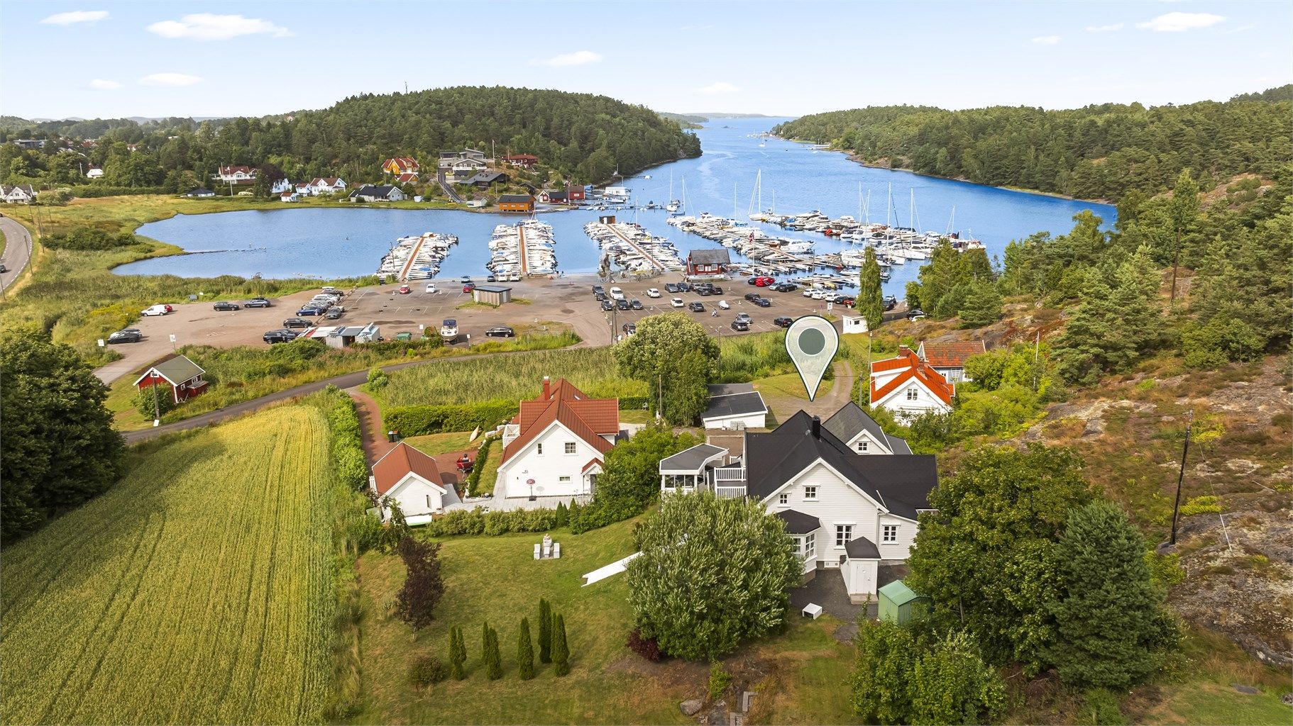 Eiendommen har en usjenert beliggenhet med utsikt over vannet fra Arås mot Vallø.