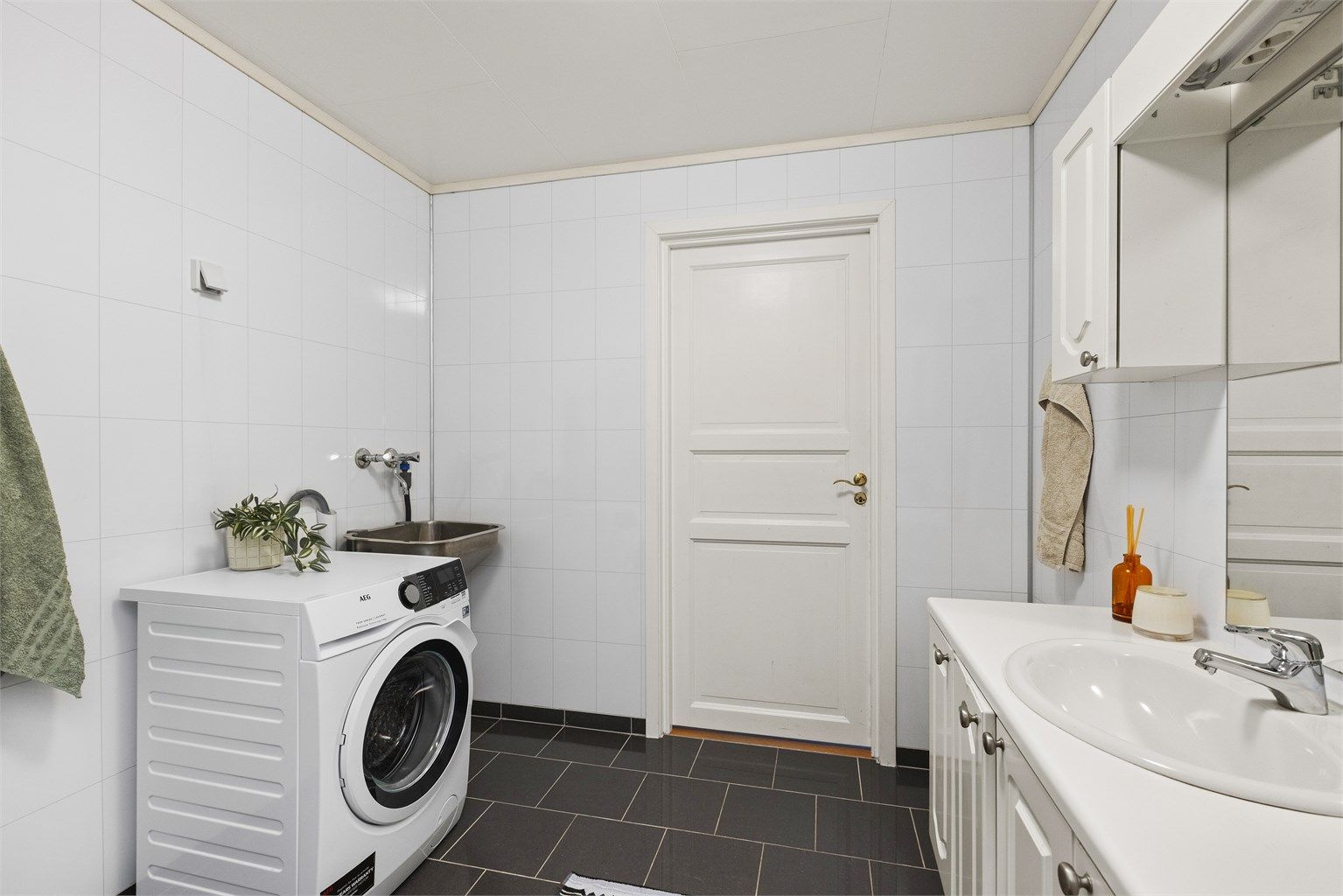 På badet er det også opplegg for vaskemaskin som medfølger boligen.