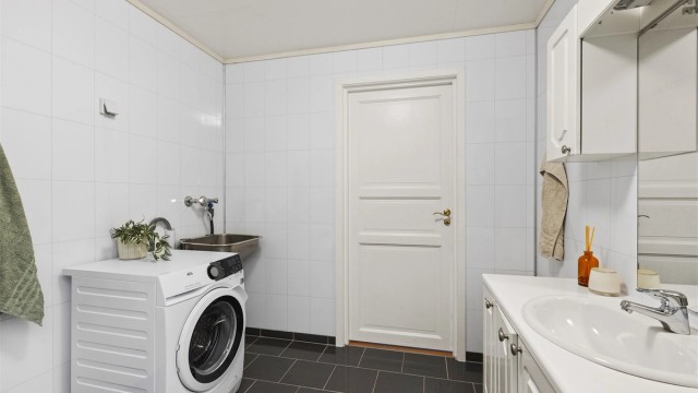 På badet er det også opplegg for vaskemaskin som medfølger boligen.
