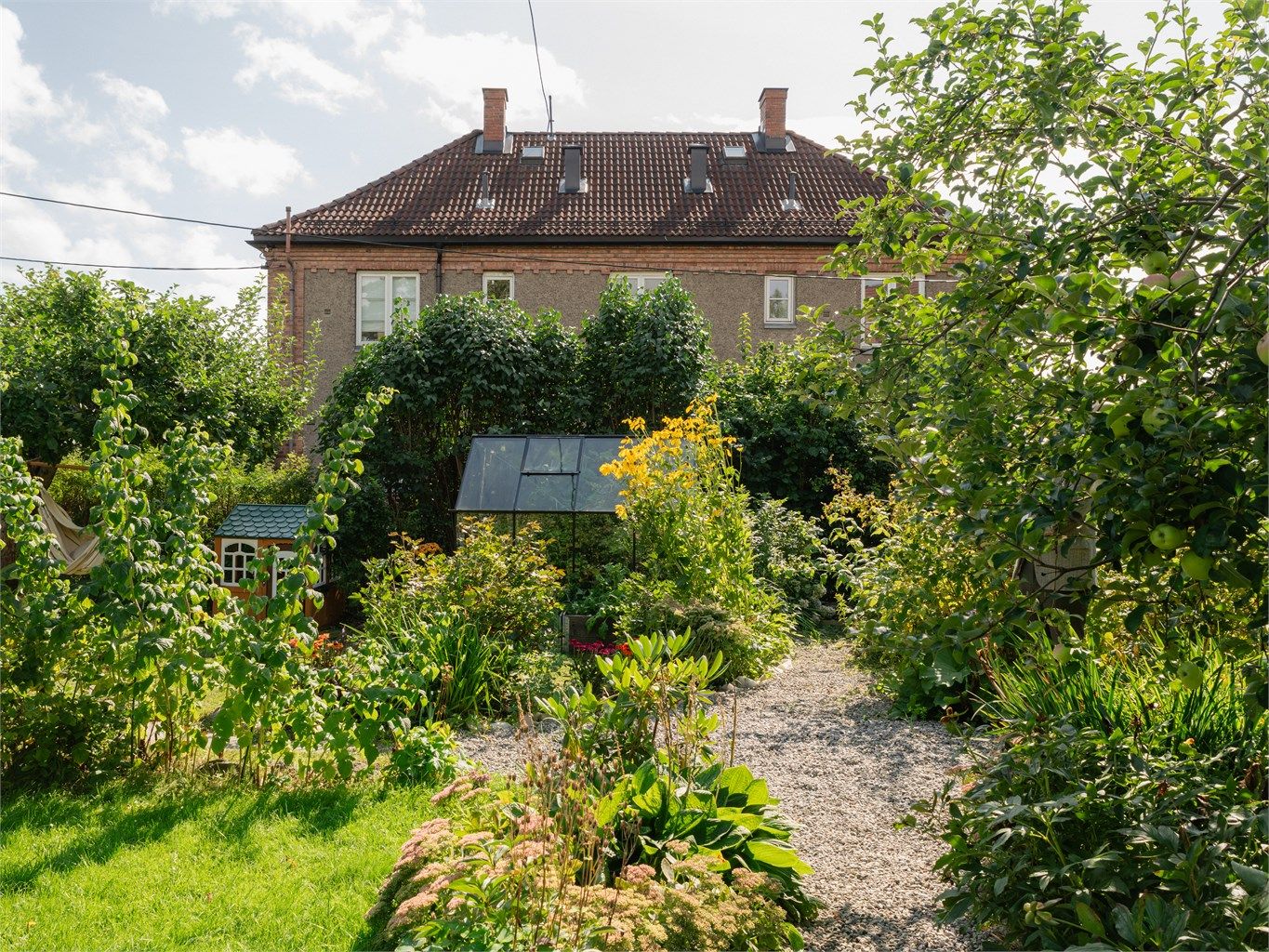 Hagen har sol hele dagen og parsellene er delt opp med vakre gruslagte stier som skaper tydelig adskilte soner.