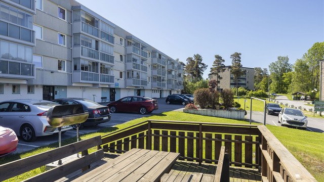 Fine fellesområder. Leiligheten har egen parkeringsplass.