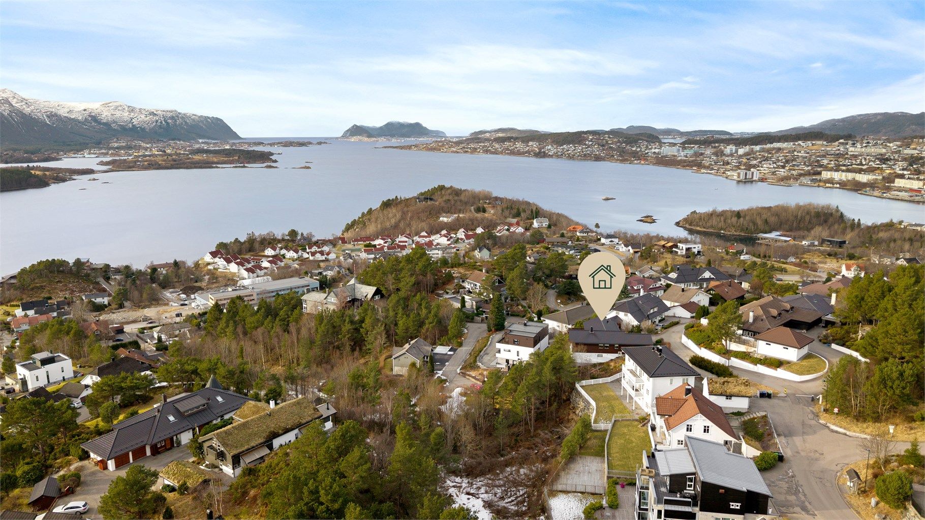 Dronebilde over boligområdet på Skåthaugen tatt fra øst mot vest