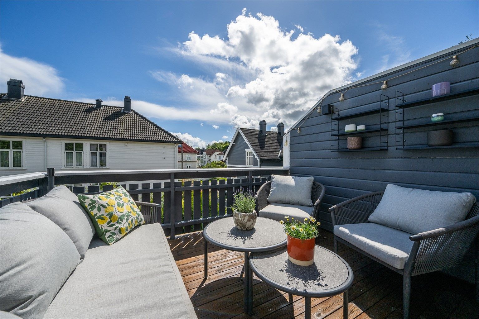  Fra stuen er det adkomst til en solrik balkong med god plass til utemøbler og grill – et perfekt sted å nyte fine dager.
