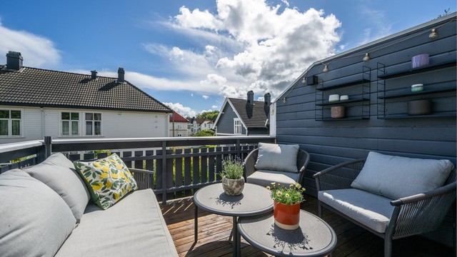 Fra stuen er det adkomst til en solrik balkong med god plass til utemøbler og grill – et perfekt sted å nyte fine dager.