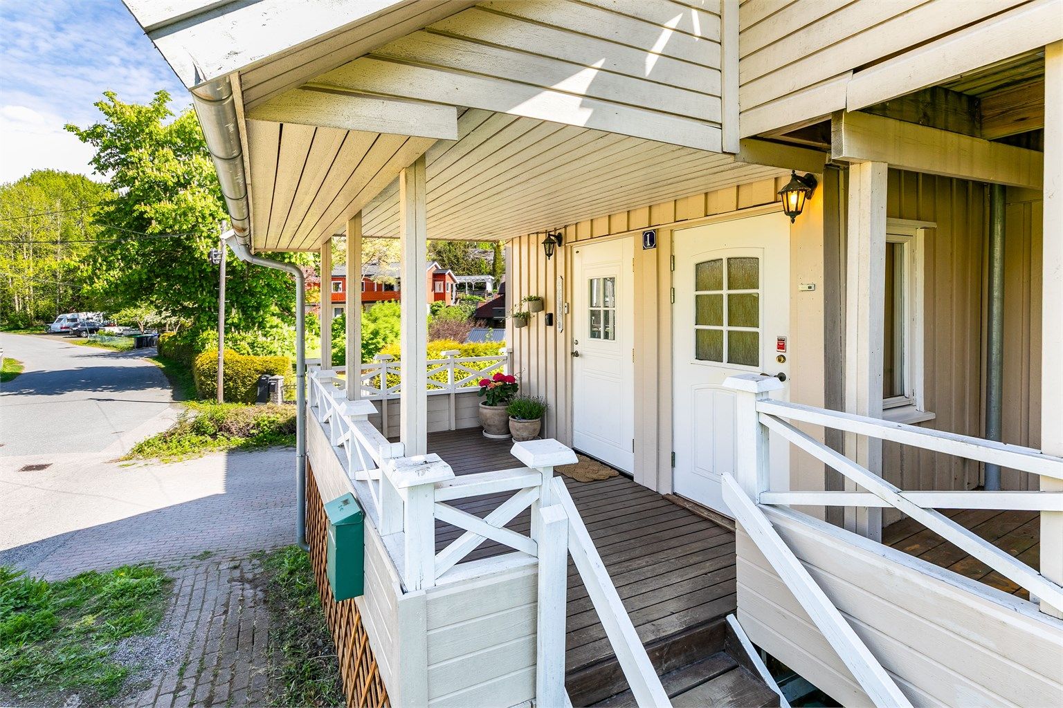 Leilighetene deler utvendig inngangsparti og har felles vedlikeholdsansvar for dette. Inngang til leiligheten i første etasje nærmest.