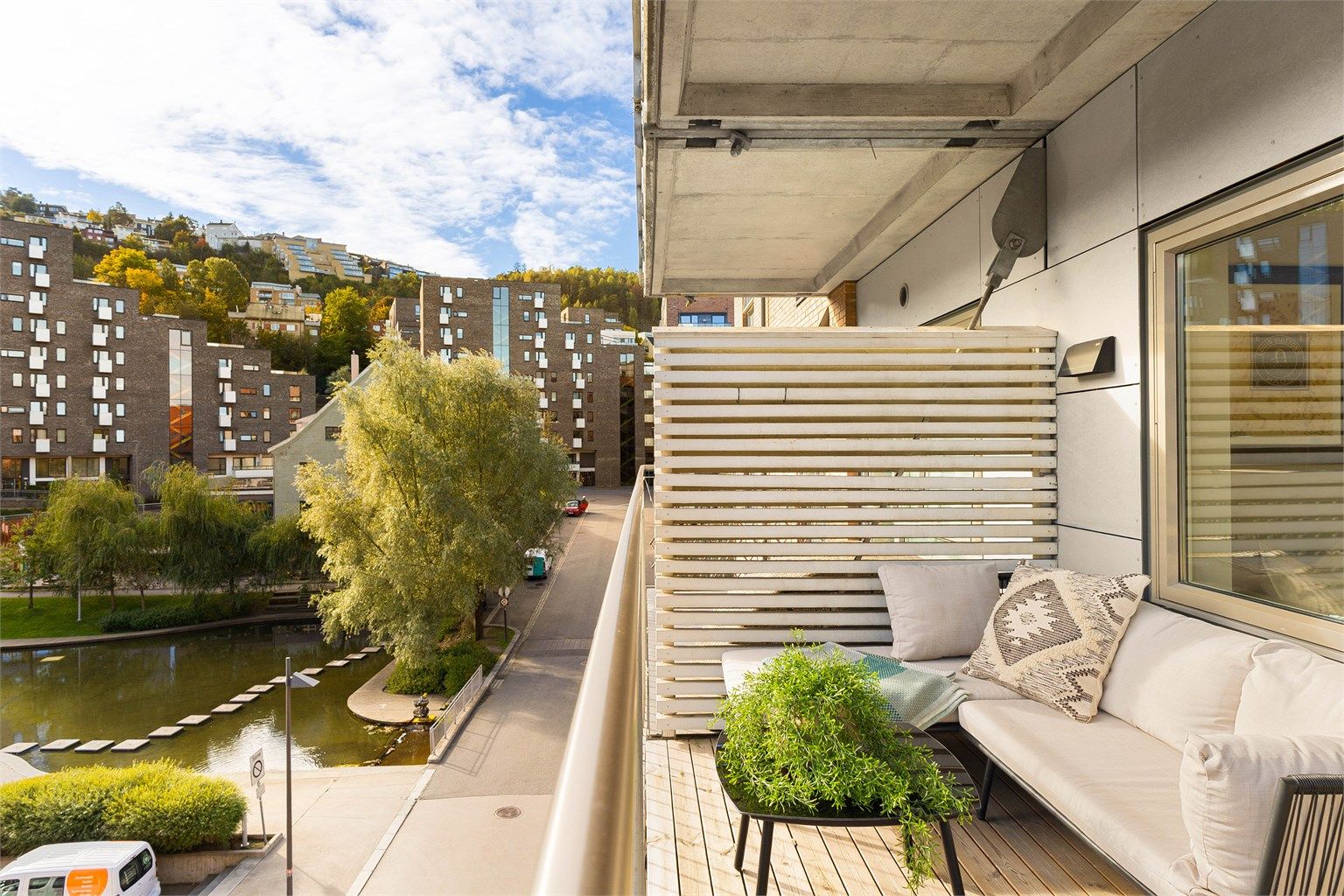 En herlig uteplass med god plass til sittegruppe, beplantning og hyggelige stunder.