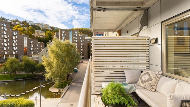 En herlig uteplass med god plass til sittegruppe, beplantning og hyggelige stunder.