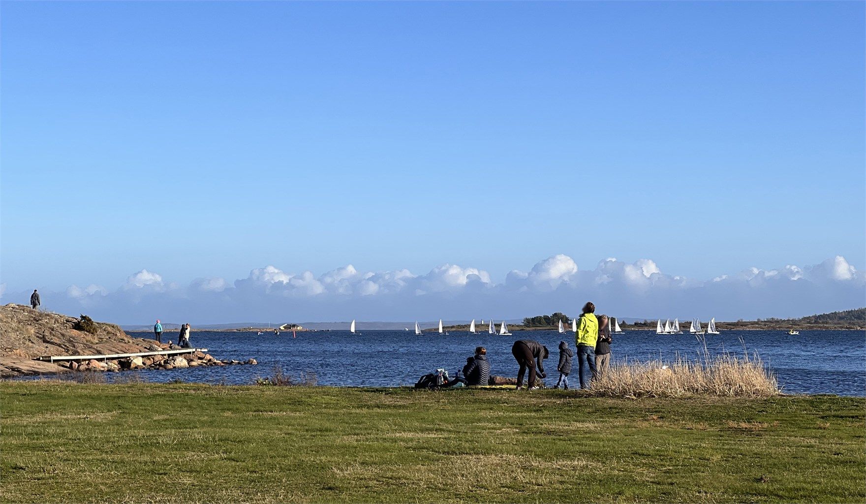 På Fjærholmen finnes badestrender, svaberg og små badeviker. Her holder også Tønsberg Seilforening til – et veletablert og inkluderende seilermiljø for alle aldersgrupper. En stor seilbåthavn ligger på Seilerodden, som i tillegg er et populært utfartsområ