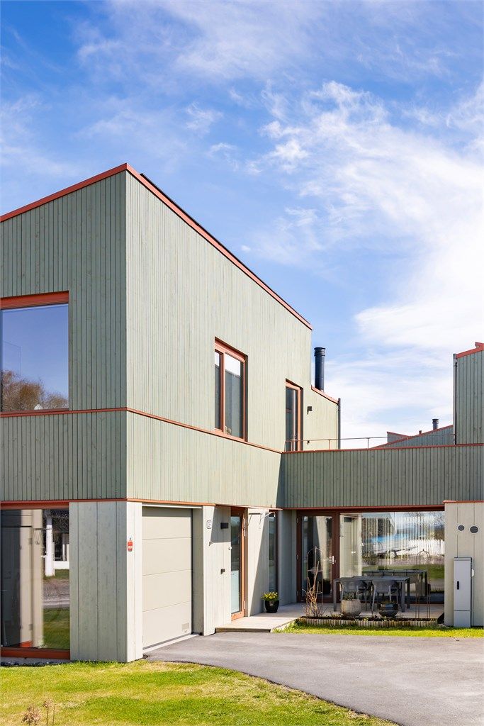 Boligen har en integrert garasje på 20 m² med installert elbillader.