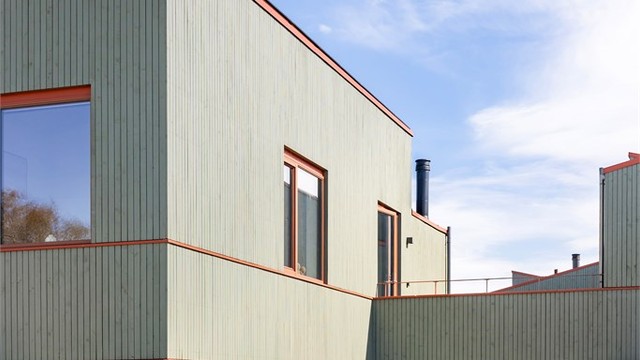 Boligen har en integrert garasje på 20 m² med installert elbillader.