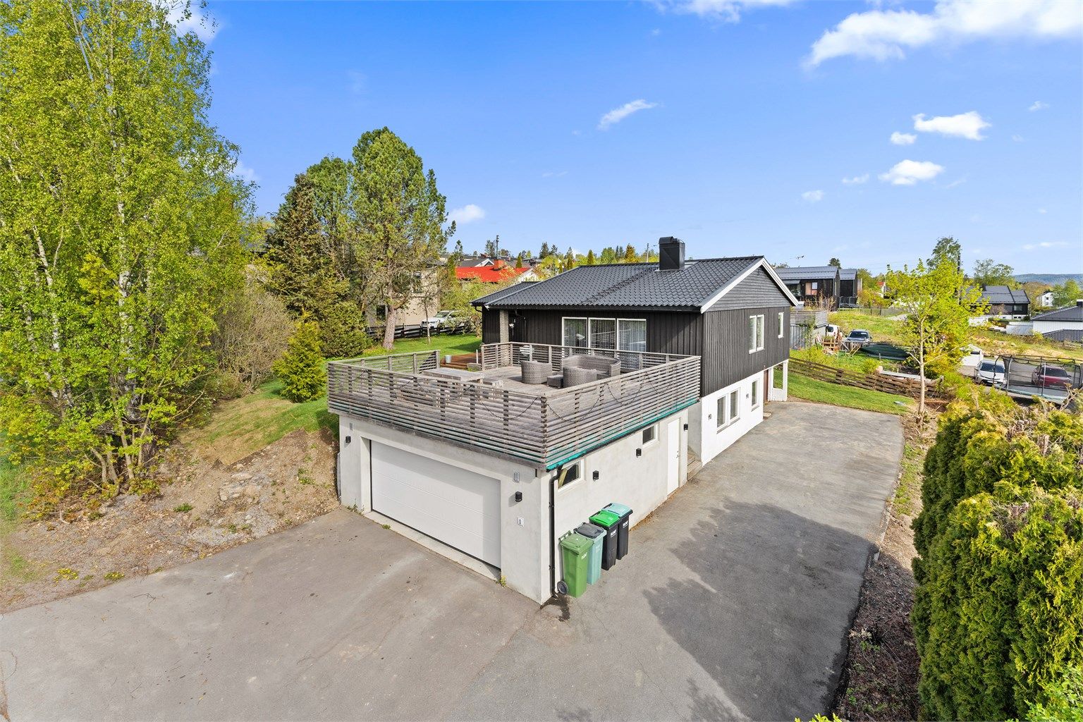 Her er det godt med parkering og fine terrassearealer, romslig tomt og fint beliggende i etablert boligfelt med gangavstand til barnehage og barneskole