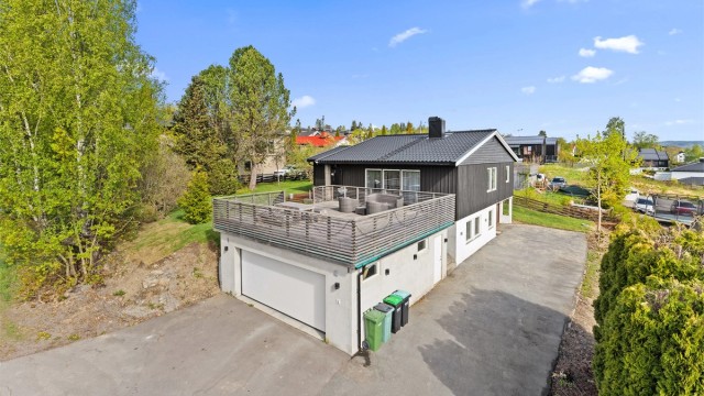 Her er det godt med parkering og fine terrassearealer, romslig tomt og fint beliggende i etablert boligfelt med gangavstand til barnehage og barneskole