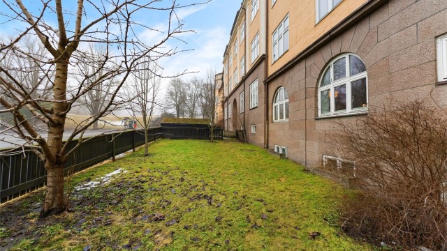 Det er fellesarealer på bak og framsiden av bygget. Sol ca. fra 10-12 på baksiden og 13-21 på fremsiden om sommeren