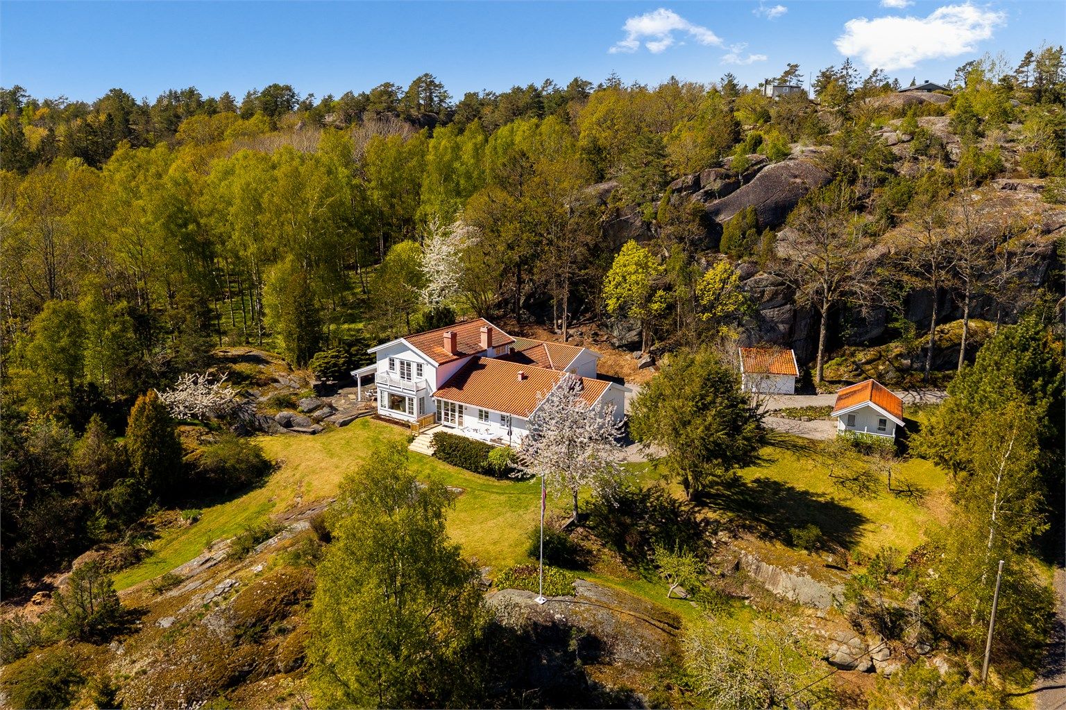 En sjelden mulighet til å sikre deg et vakkert landsted. Det er ingen boplikt.