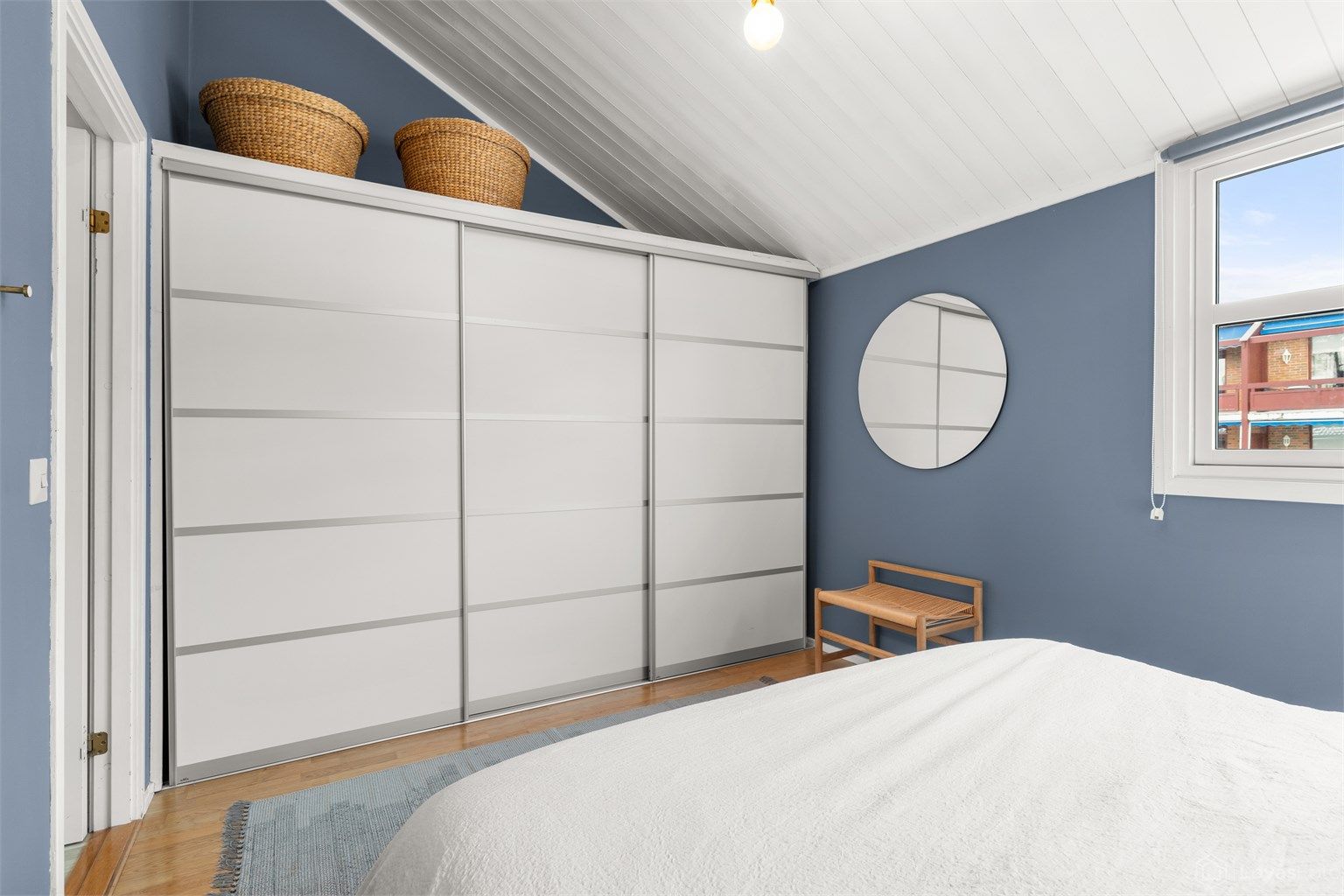 Soverom 1 med skyvedørsgarderobe