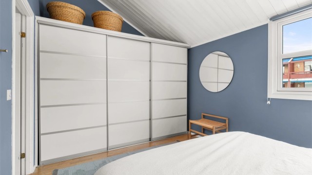 Soverom 1 med skyvedørsgarderobe