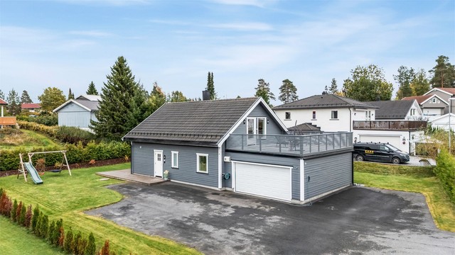 På eiendommen er det dobbelgarasje med direkte inngang til boligen. Videre er det godt med plass til parkering på gårdsplassen.