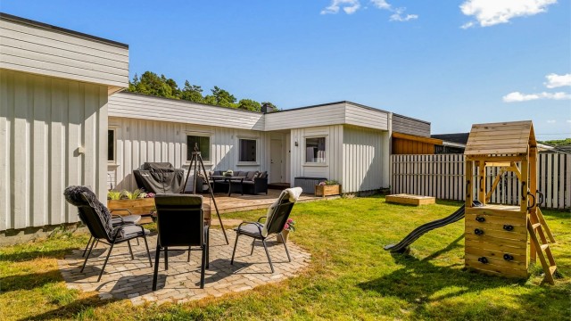 Hagen har både en stor treterrasse og en markterrasse med belegningsstein.