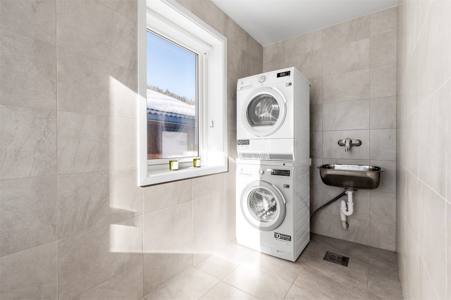 Praktisk og separat vaskerom med vegghengt utslagsvask