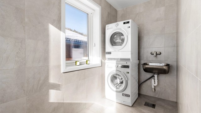 Praktisk og separat vaskerom med vegghengt utslagsvask