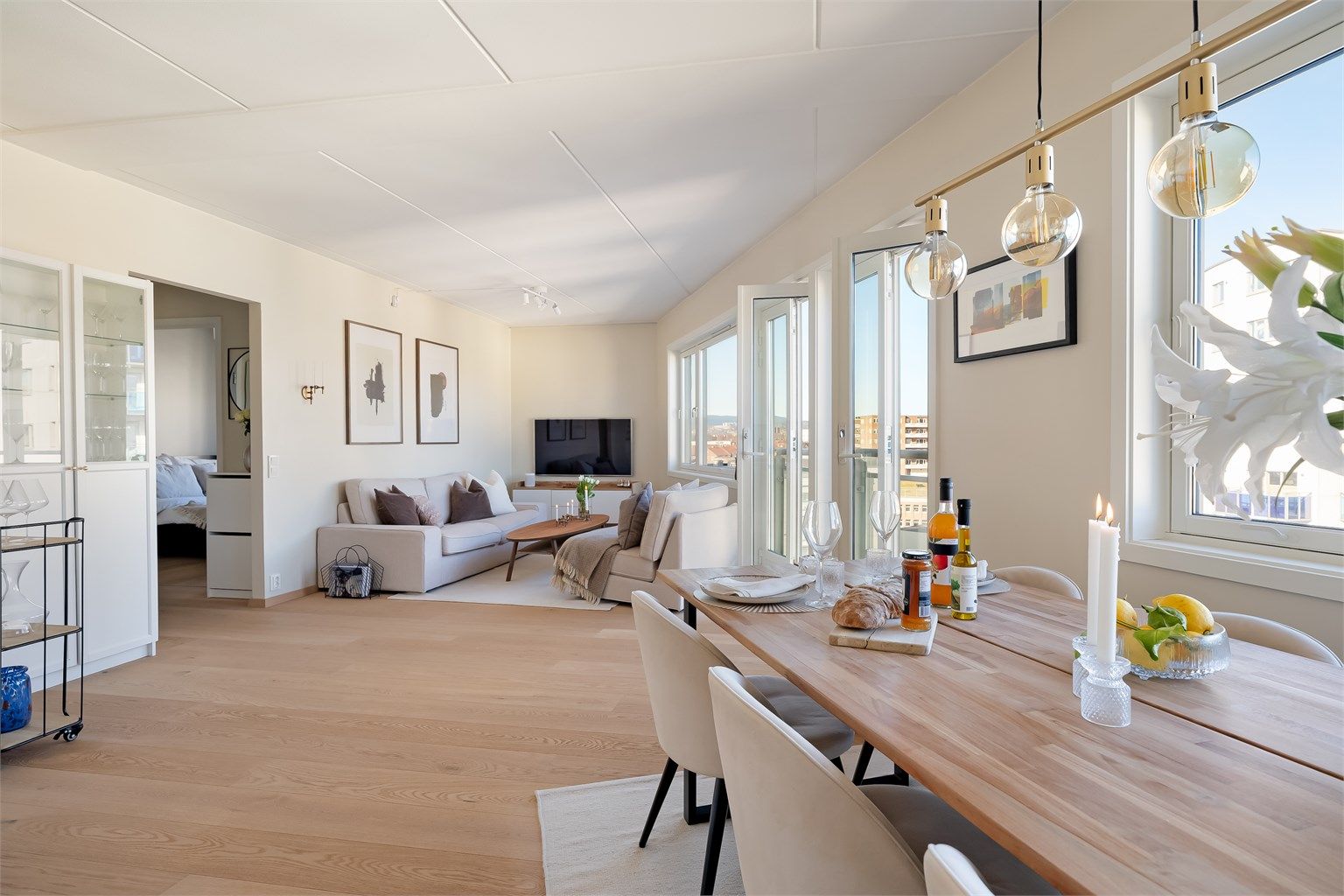 Stuen oppleves lys, luftig og romslig hvor du har god plass til spisebord, sofagruppe med tilhørende bord og TV-benk.