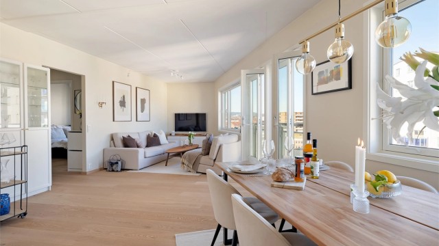 Stuen oppleves lys, luftig og romslig hvor du har god plass til spisebord, sofagruppe med tilhørende bord og TV-benk.