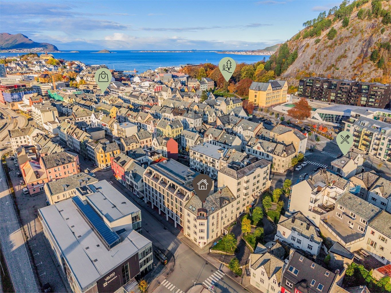 Bare noen hundre meter unna, finner man Byparken som er et trivelig møtested, samtidig som trappene til Fjellstua starter her. Ved siden av ligger Bybadet