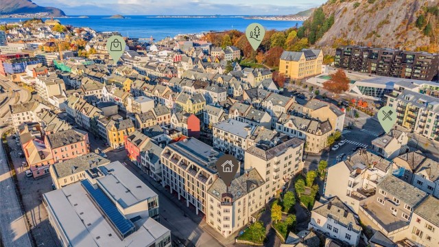 Bare noen hundre meter unna, finner man Byparken som er et trivelig møtested, samtidig som trappene til Fjellstua starter her. Ved siden av ligger Bybadet