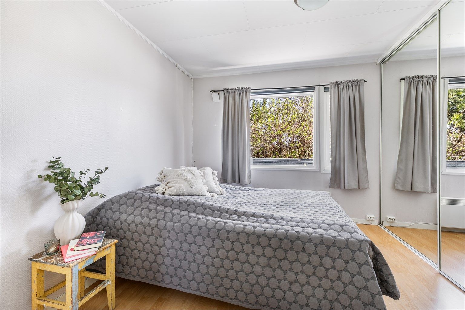 Soverom I tilstøtende badet, oppmålt til over 8 kvm. og innredet med speildørsgarderobe.