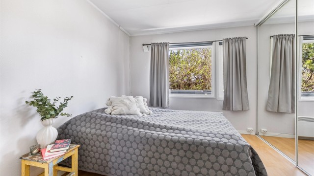 Soverom I tilstøtende badet, oppmålt til over 8 kvm. og innredet med speildørsgarderobe.