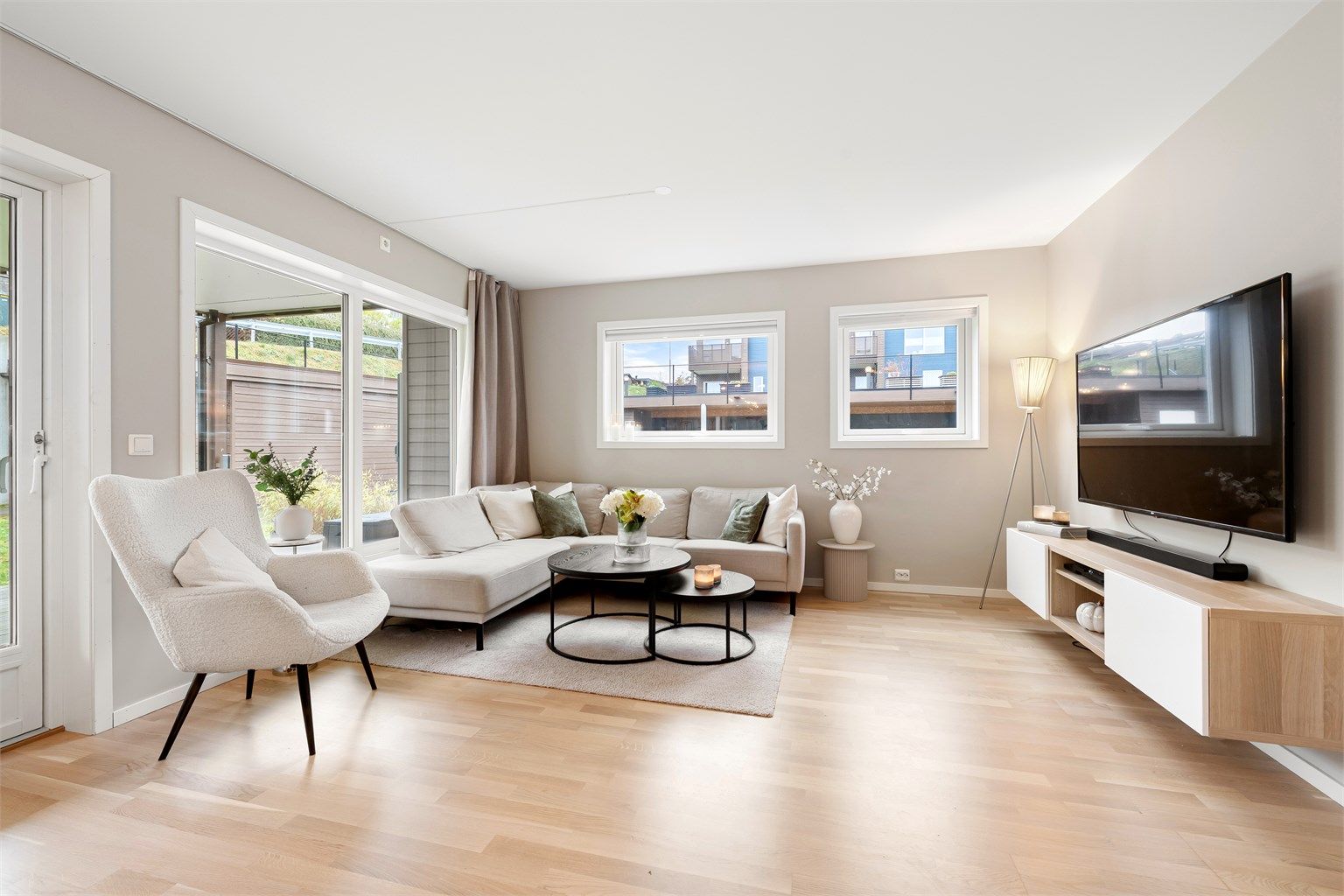 Stuen har lyse overflater og godt med naturlig lysinnslipp fra vinduer