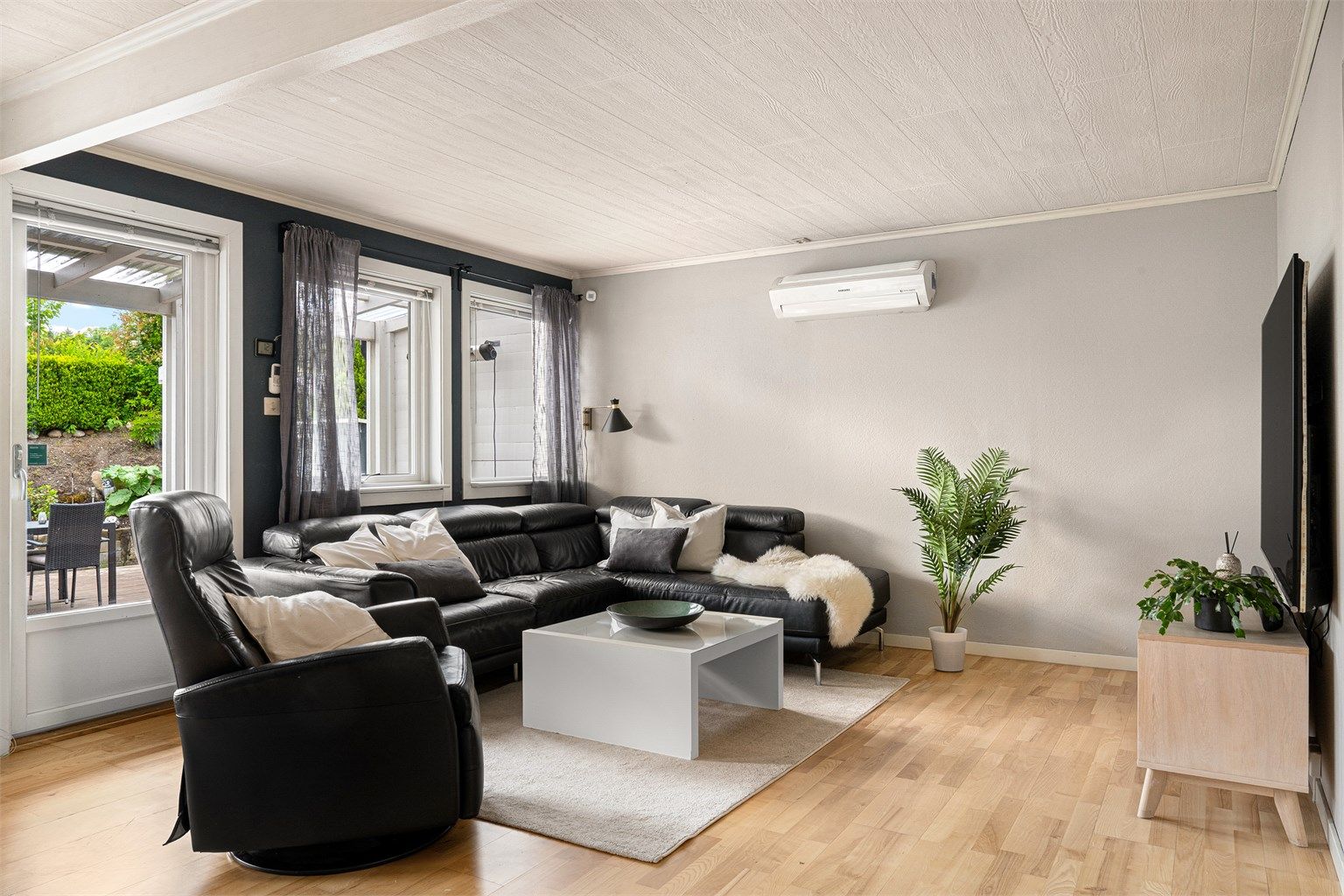 Stuen størrelse gjør at man har god plass til både sitte- og spisegruppe. 