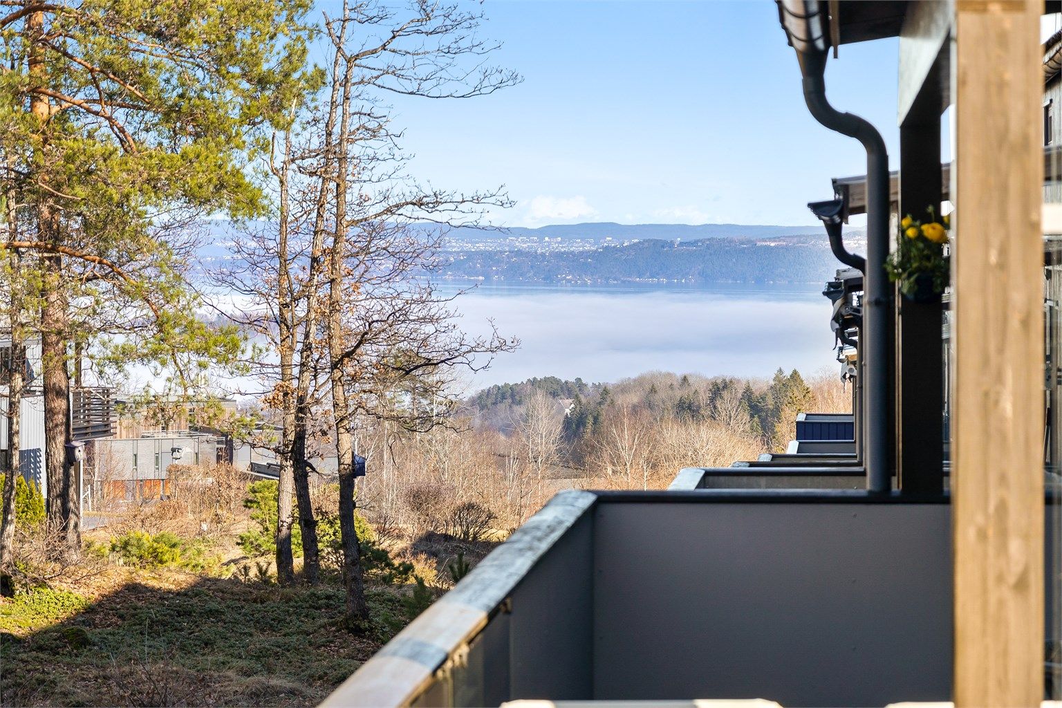 Flott utsikt mot fjorden fra begge uteplassene.