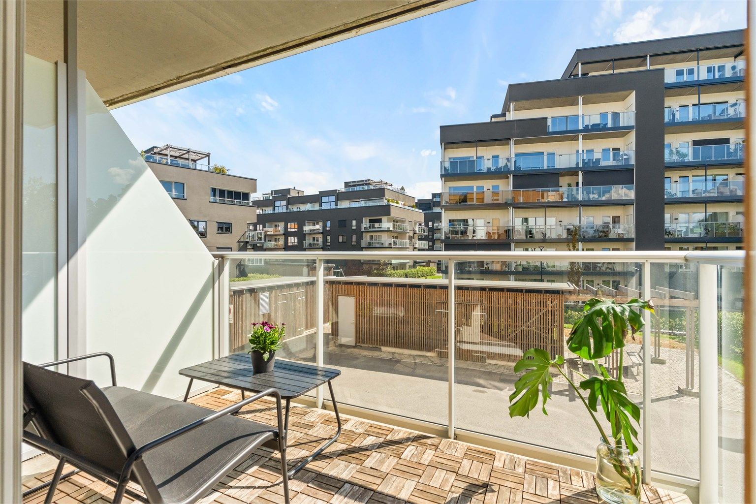 Balkongen har tremmegulv og plass til en sittegruppe. Herfra er det kort vei til Jessheim idrettspark.
Foto: Anders Botnmark 