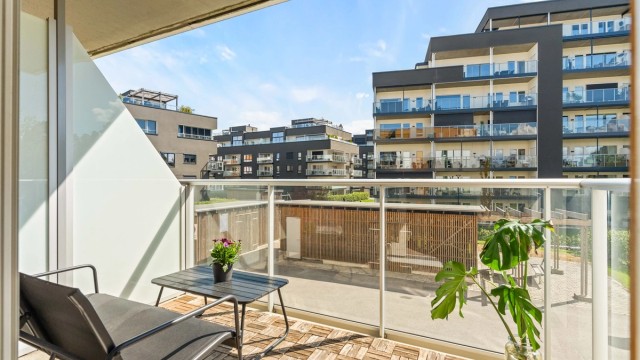 Balkongen har tremmegulv og plass til en sittegruppe. Herfra er det kort vei til Jessheim idrettspark.
Foto: Anders Botnmark